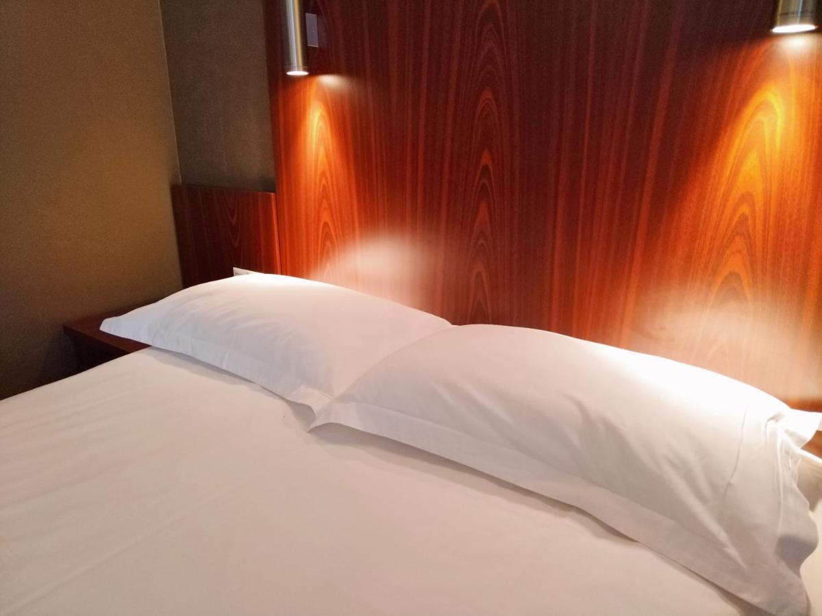 Milky Way Hotel บูดาเปสต์ ภายนอก รูปภาพ